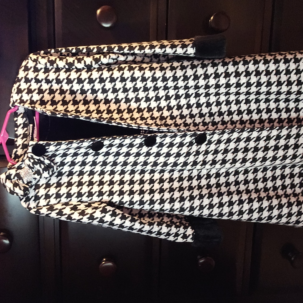 Chic Houndstooth Coat with Black Accents